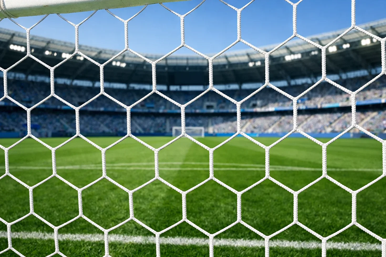 Nahaufnahme eines Fußballtors mit Netz auf grünem Rasen