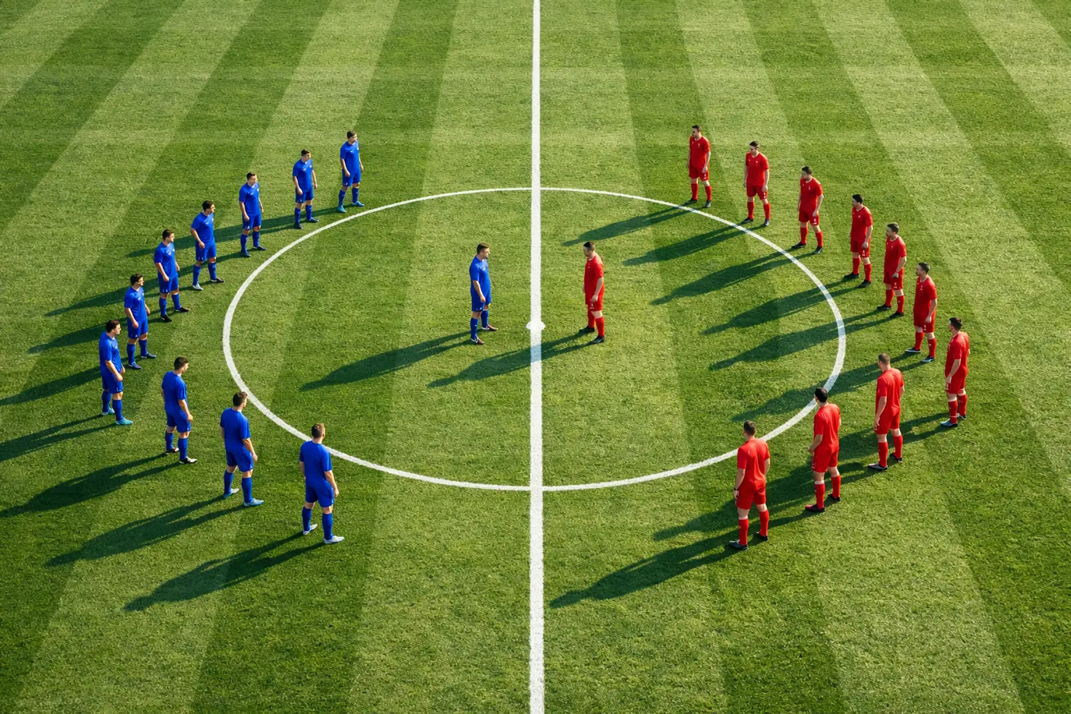 Fußballfeld mit einer weißen Mittellinie und zwei Mannschaften in Aufstellung